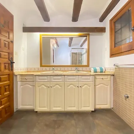 Intimate Farmhouse In The Center Of Town *
